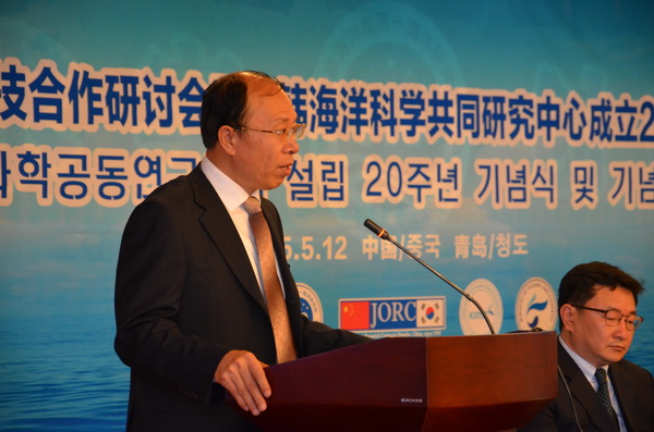 海洋局国际合作司副司长陈越,韩国海洋水产部海洋开发课课长金贤泰